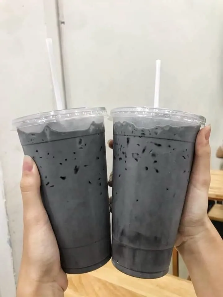 ly tr&agrave; sữa tinh than tre si&ecirc;u hấp dẫn